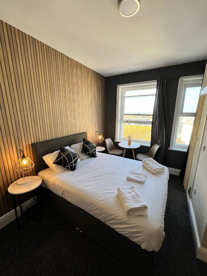 Oyo Marine Parade Hotel, Eastbourne Pier Екстериор снимка