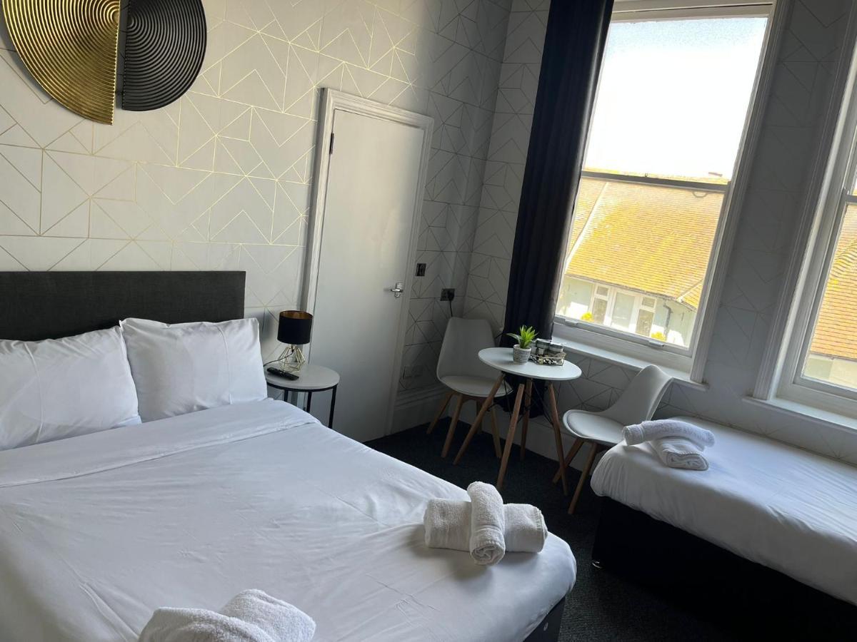 Oyo Marine Parade Hotel, Eastbourne Pier Екстериор снимка