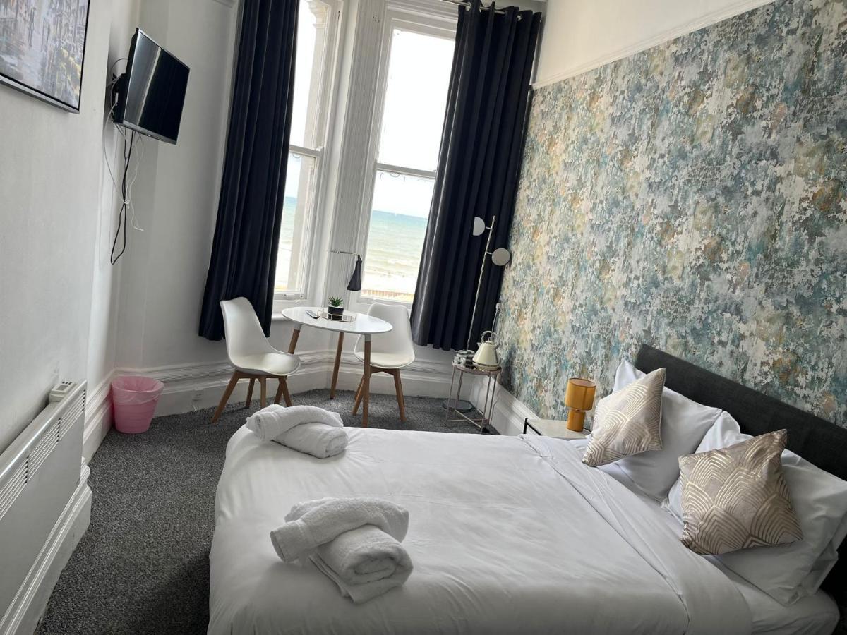 Oyo Marine Parade Hotel, Eastbourne Pier Екстериор снимка