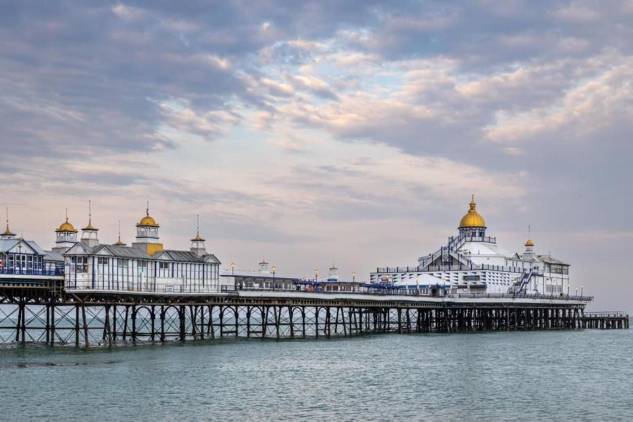 Oyo Marine Parade Hotel, Eastbourne Pier Екстериор снимка