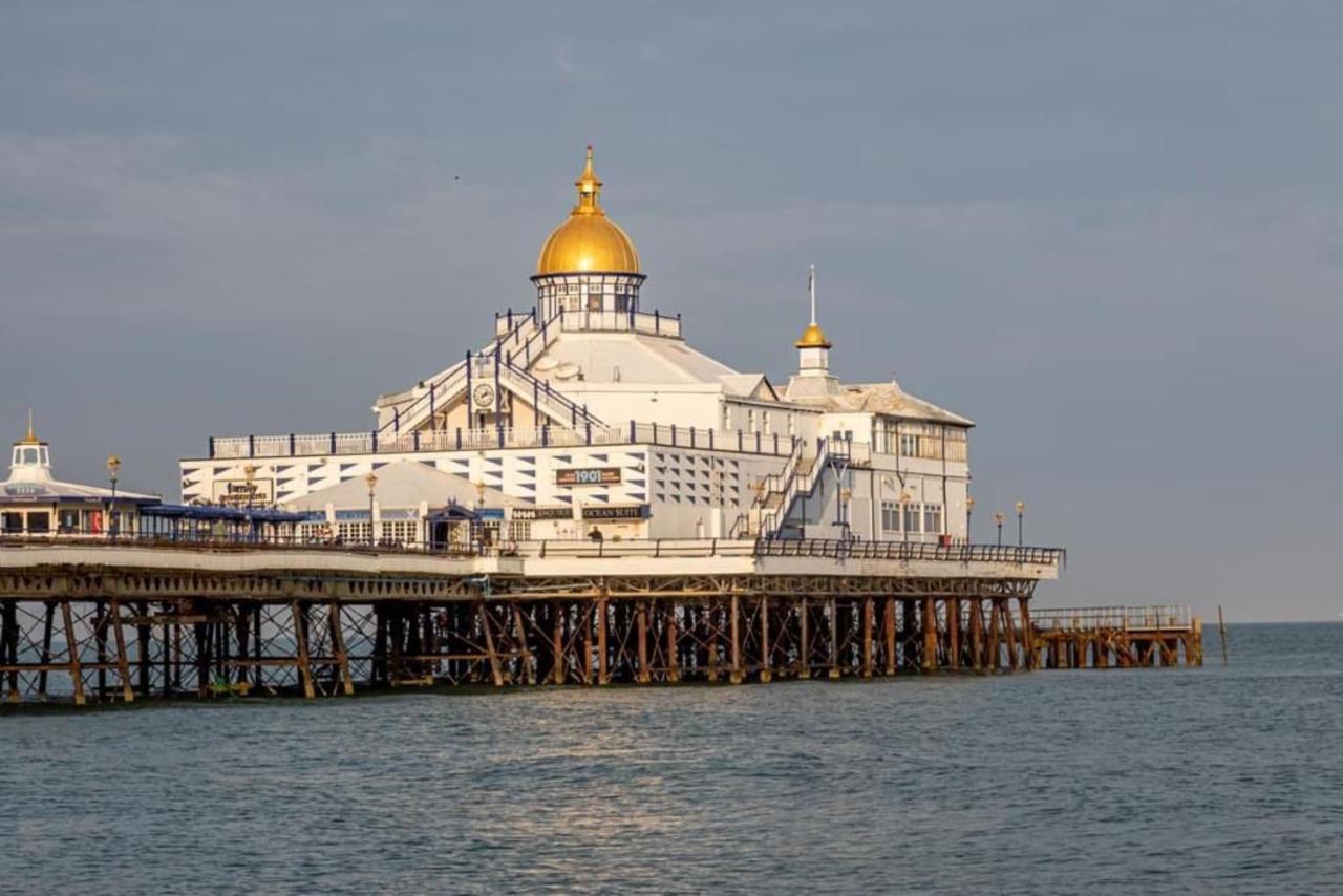 Oyo Marine Parade Hotel, Eastbourne Pier Екстериор снимка