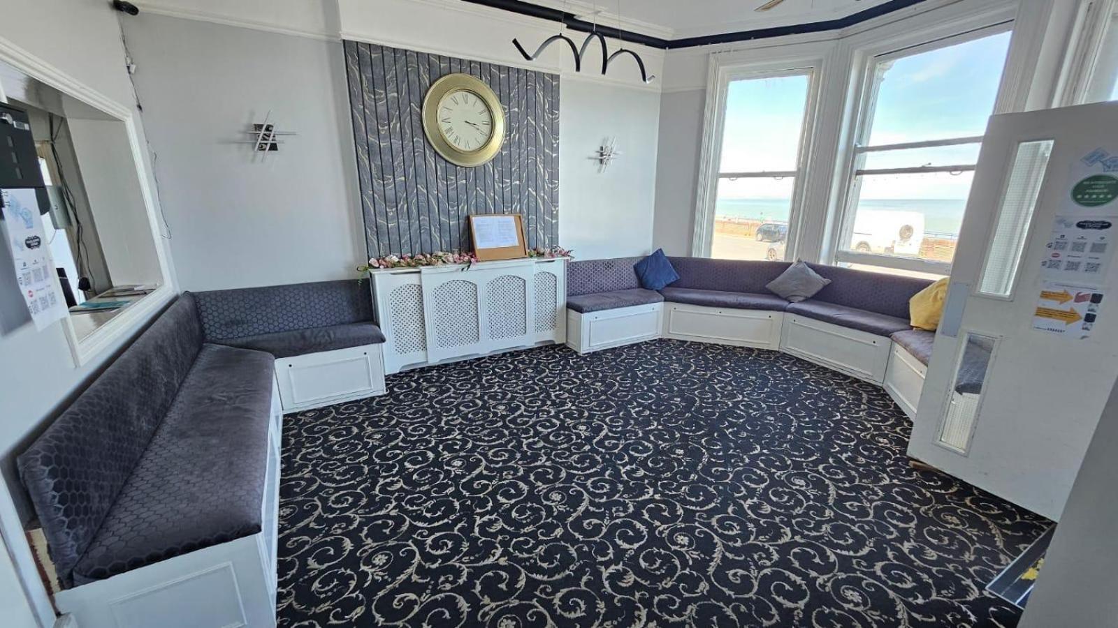 Oyo Marine Parade Hotel, Eastbourne Pier Екстериор снимка