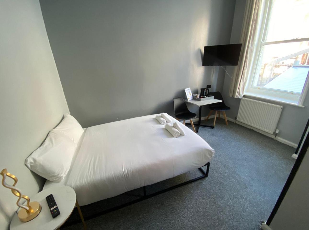 Oyo Marine Parade Hotel, Eastbourne Pier Екстериор снимка