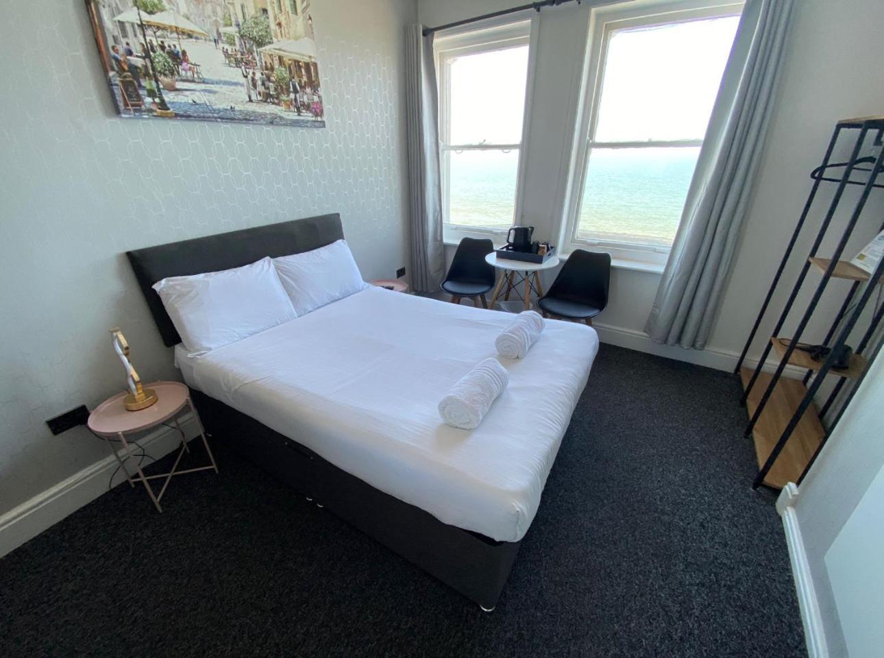 Oyo Marine Parade Hotel, Eastbourne Pier Екстериор снимка