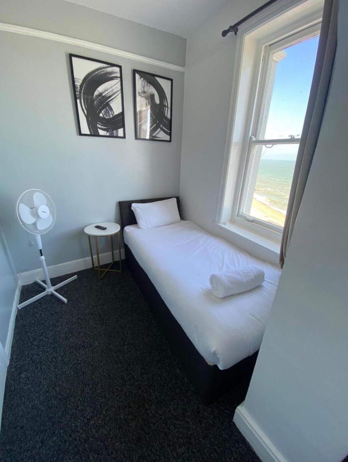 Oyo Marine Parade Hotel, Eastbourne Pier Екстериор снимка