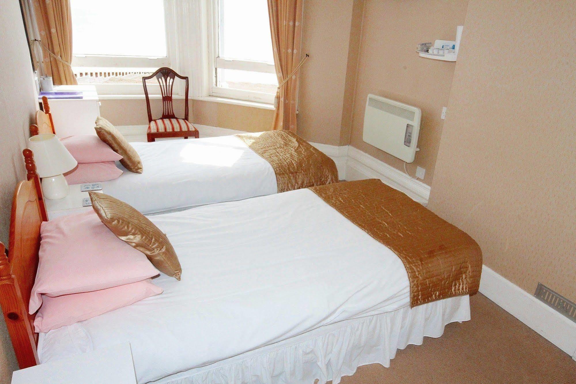 Oyo Marine Parade Hotel, Eastbourne Pier Екстериор снимка
