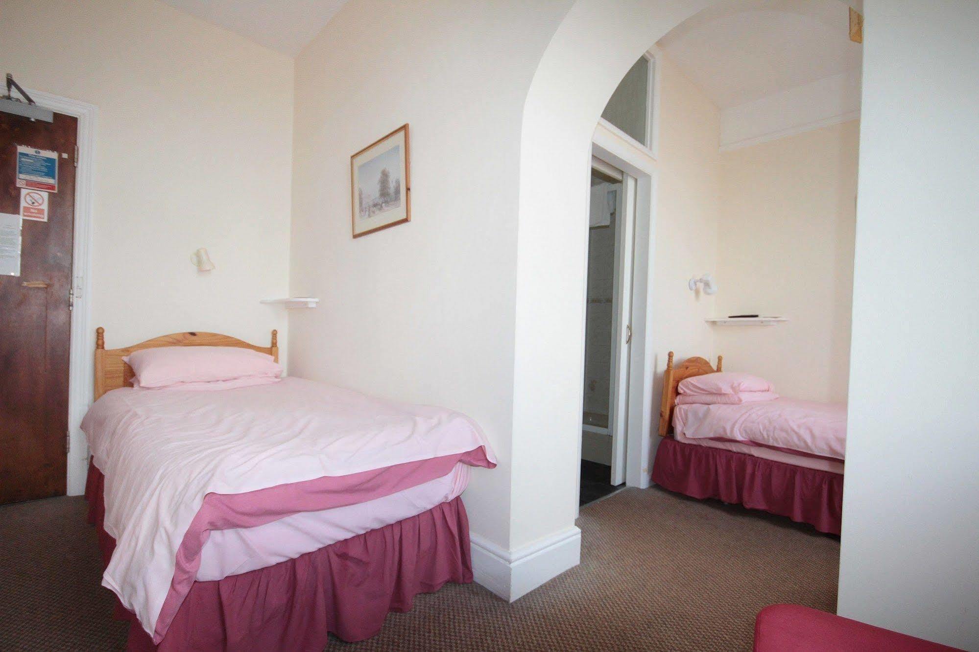 Oyo Marine Parade Hotel, Eastbourne Pier Екстериор снимка